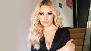 18 yaşında yarışmacıydı. Hadise, o yarışmanın jüri üyesi oldu 12